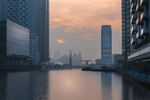 城市河畔的黄昏美景