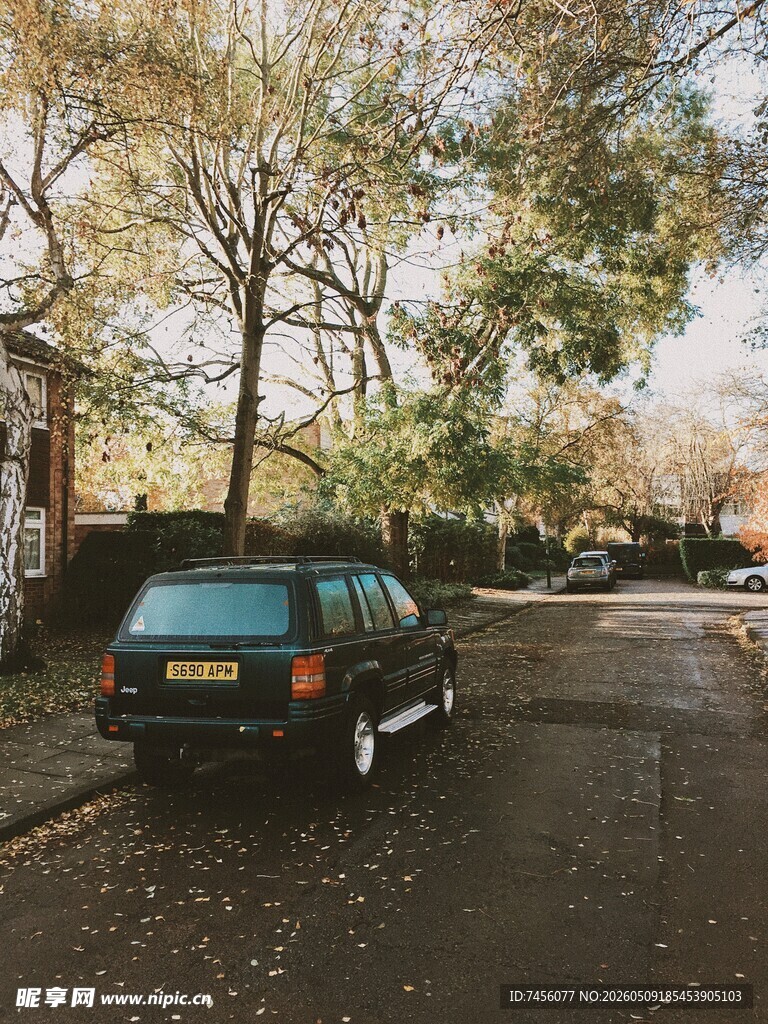 秋日街道边的复古旅行车