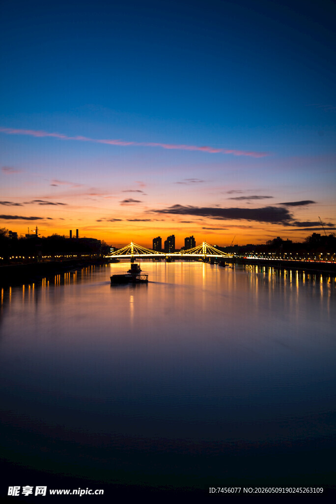 湖畔日落美景