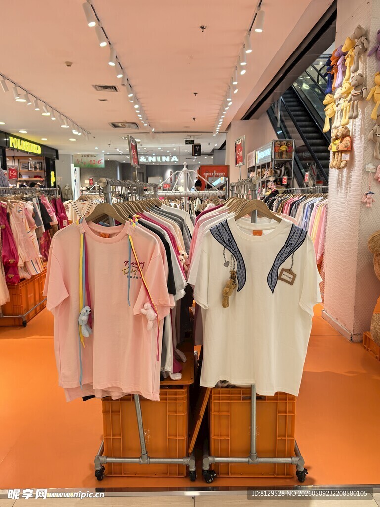 时尚服装店陈列展示