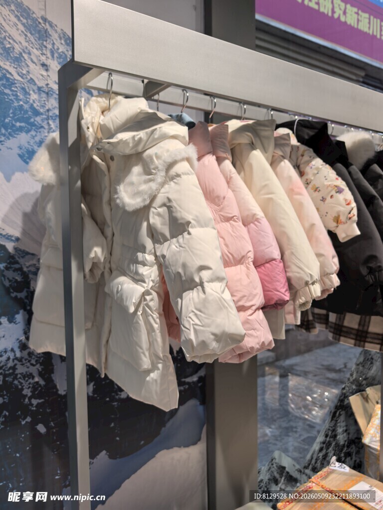 冬季羽绒服挂架展示