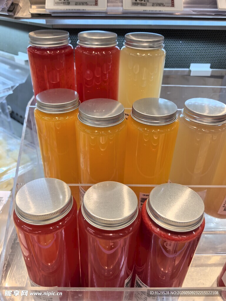 多彩罐装饮品展示