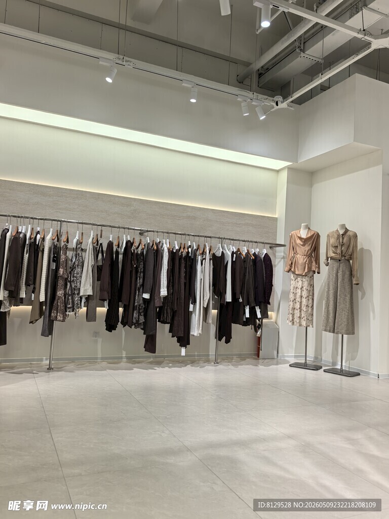 时尚服装店内部陈列展示