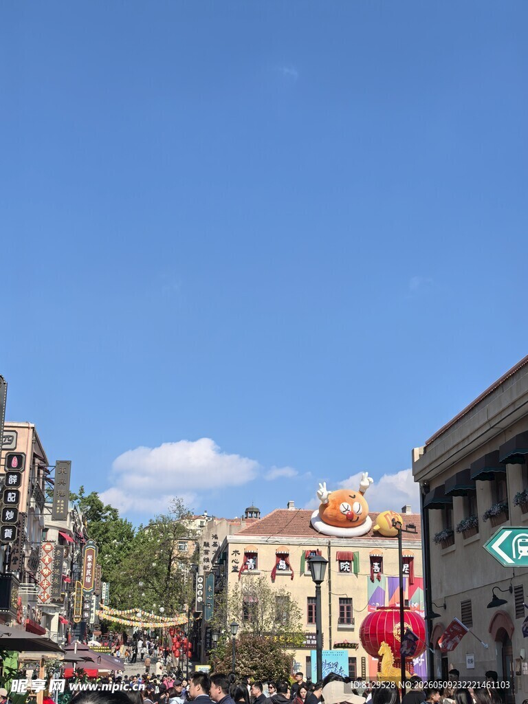 城市街道的多彩建筑景观