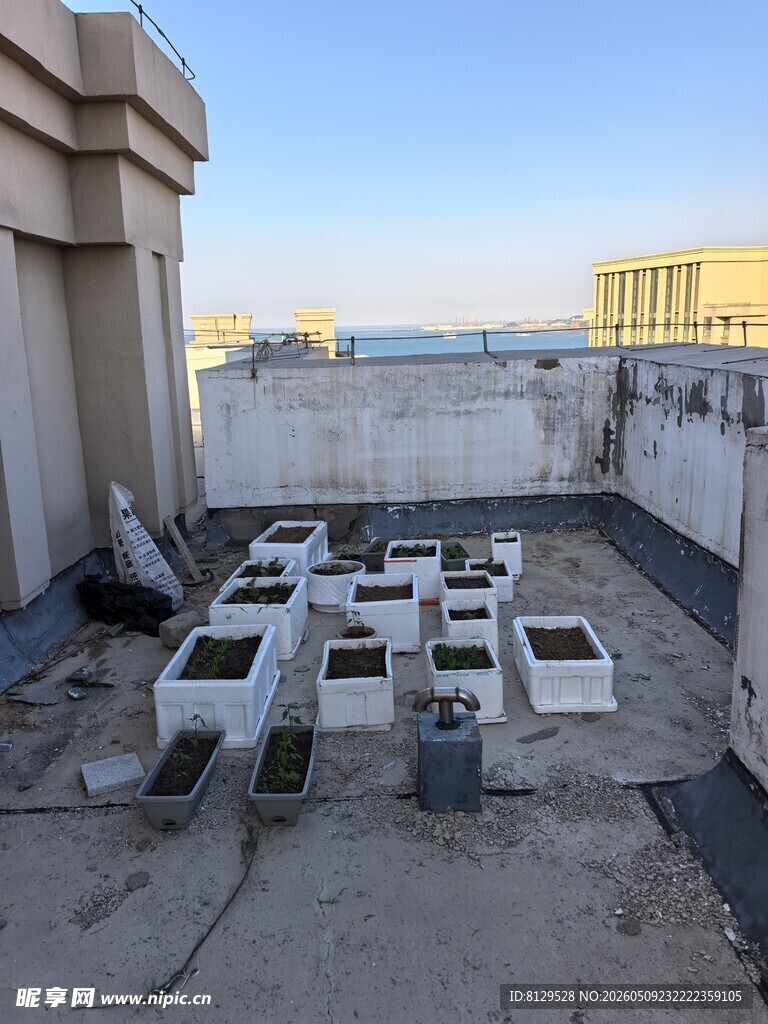 屋顶废弃的白色箱体设施
