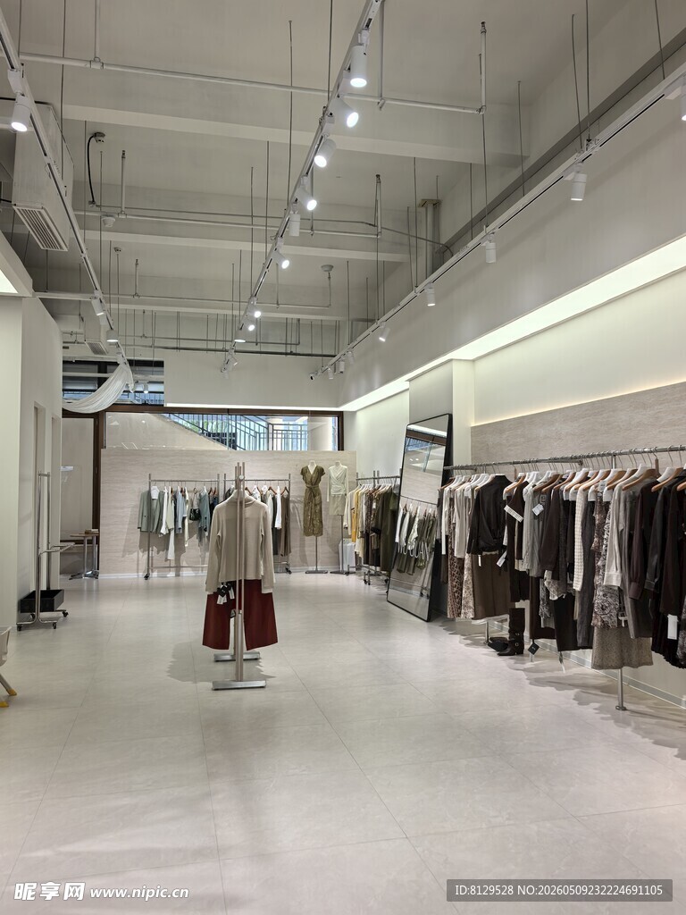 时尚服装店内部陈列展示