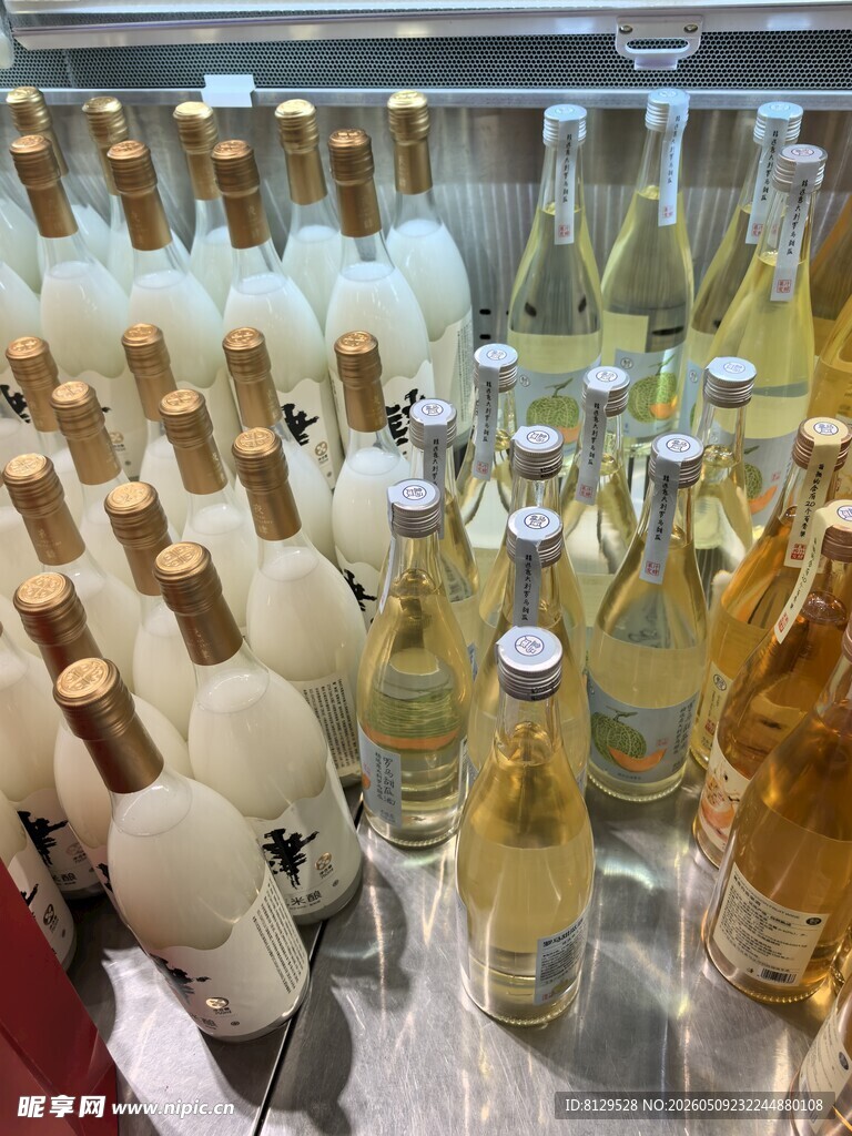 多样瓶装酒陈列展示