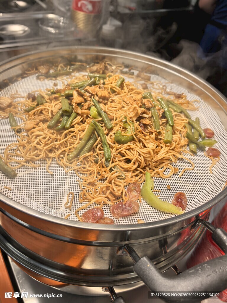 美味锅中炒面待品尝