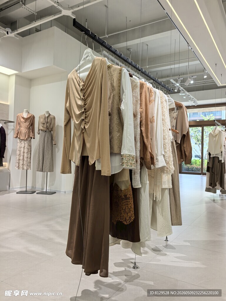 时尚服装店的精美服饰陈列