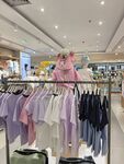 时尚服装店多彩衣物陈列