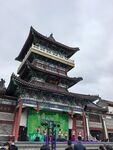 古建前的多彩表演场景