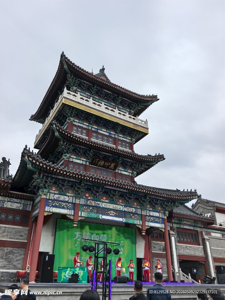 古建前的多彩表演场景