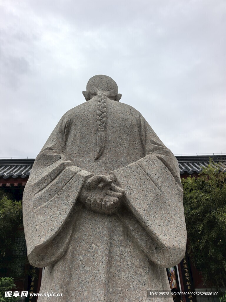 古代人物石像背影