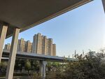 高架下的城市建筑群