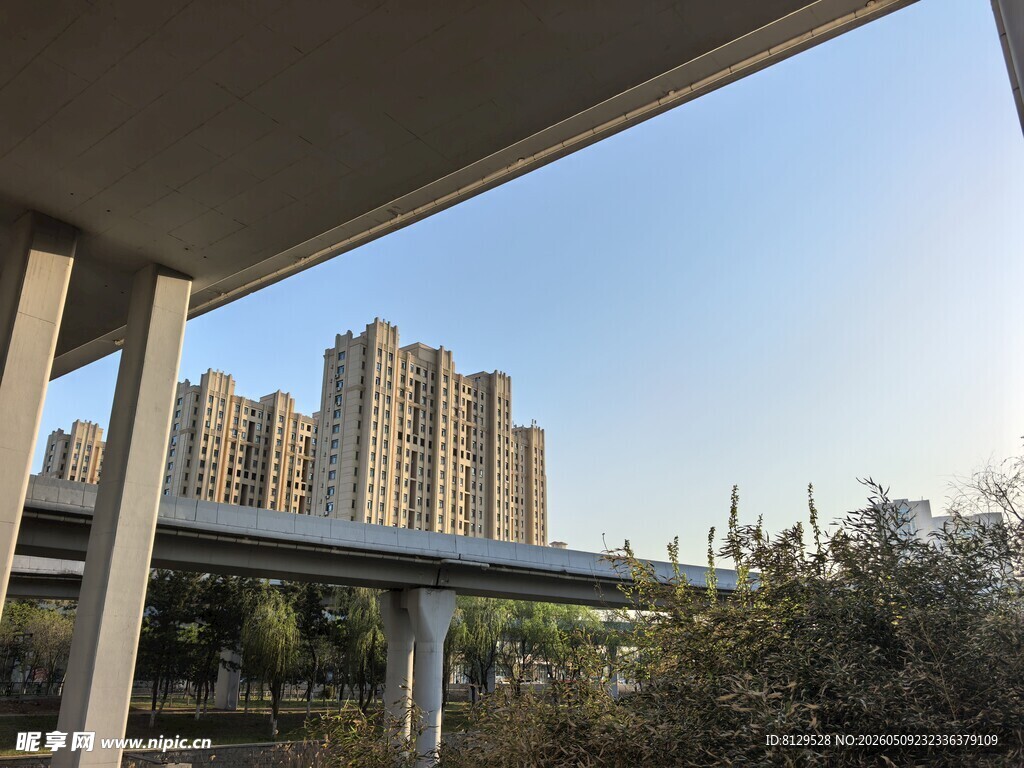 高架下的城市建筑群