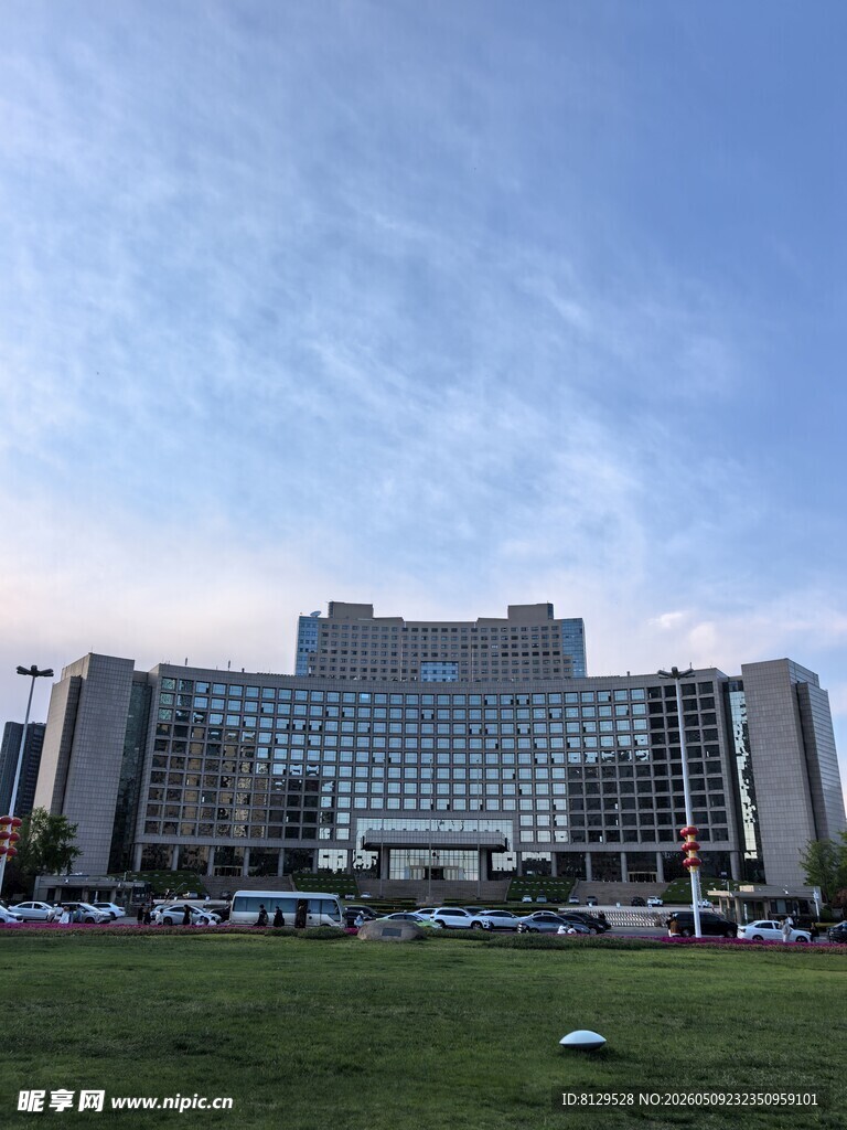 现代风格大型建筑外观