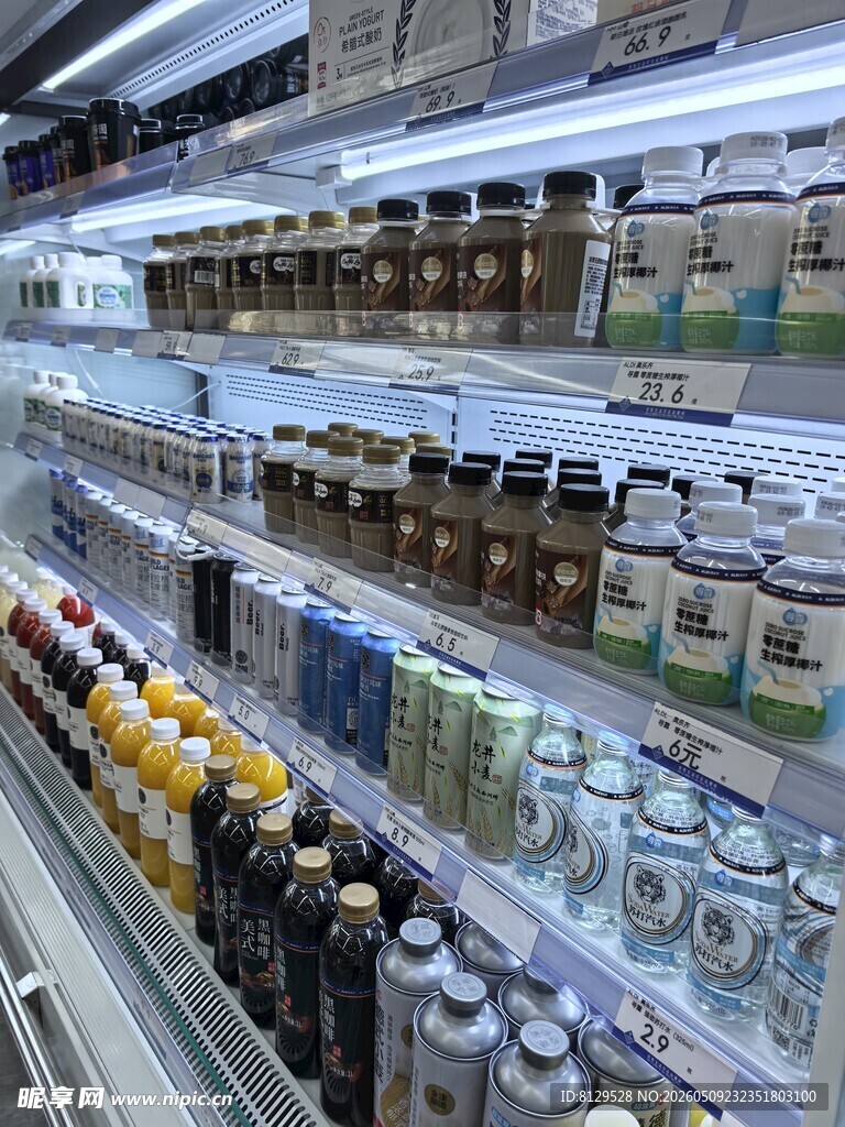 超市货架上的多样罐装饮品