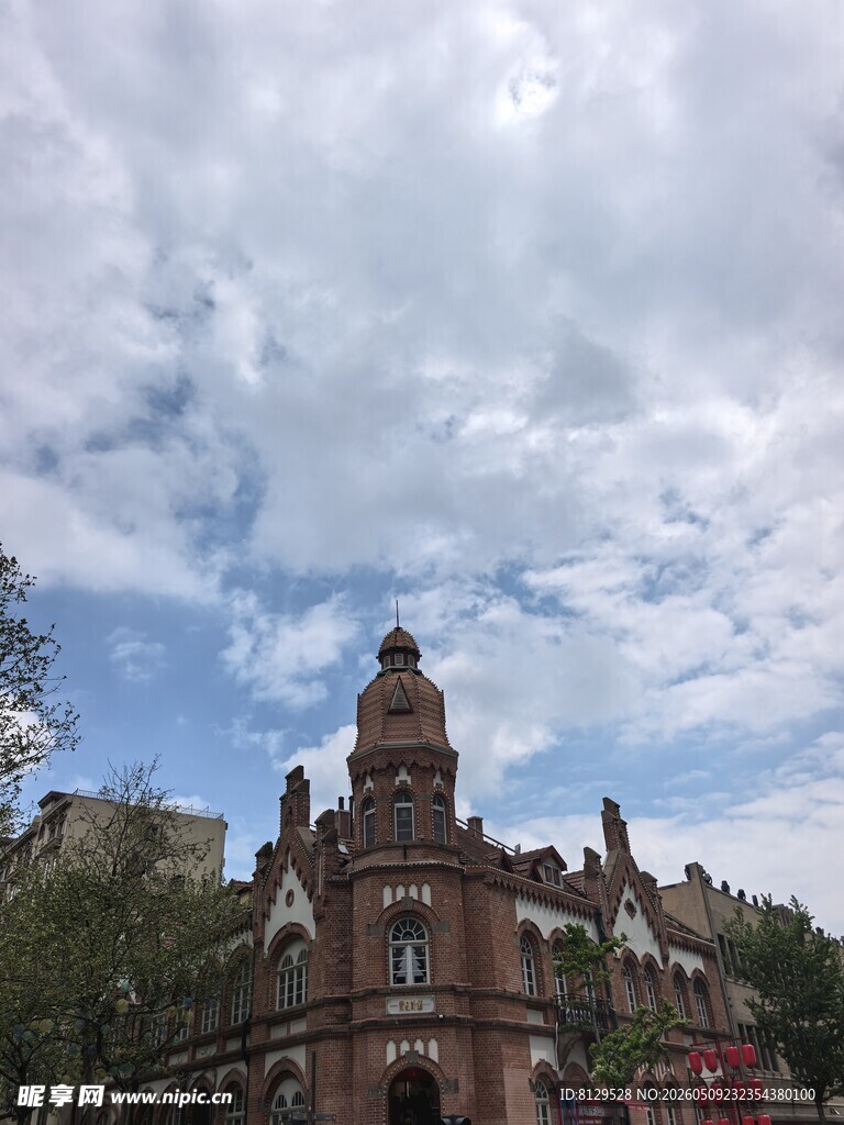 欧式古堡建筑与蓝天白云