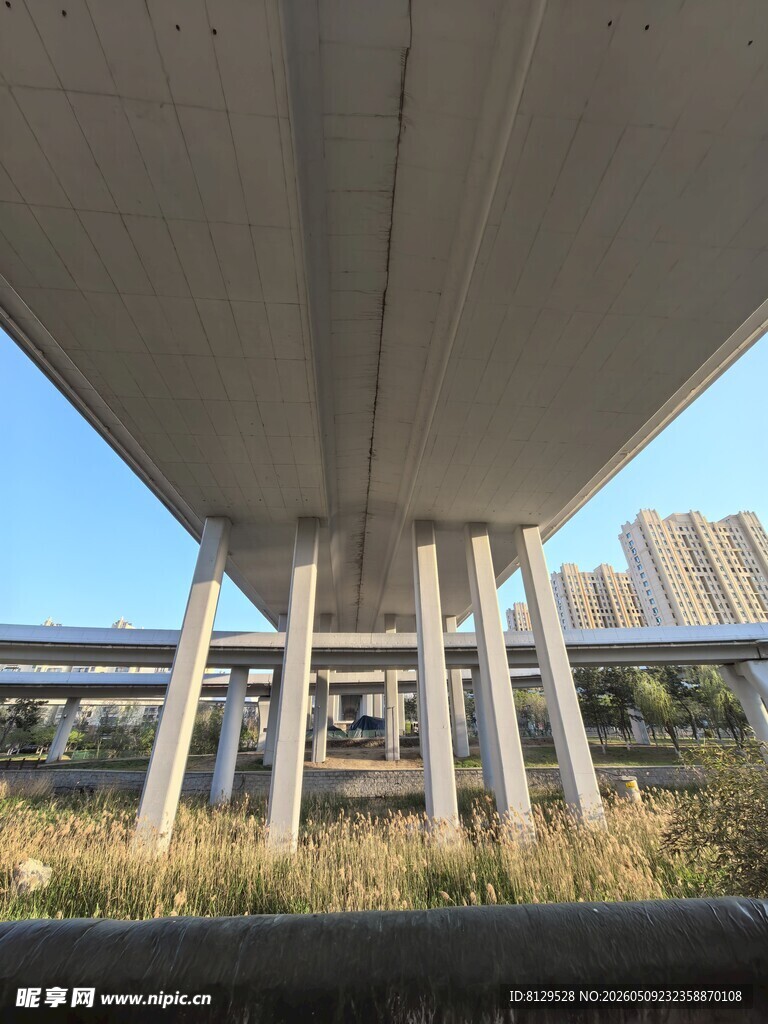 桥梁底部结构与周边景致