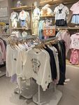 童装店内琳琅满目的服装