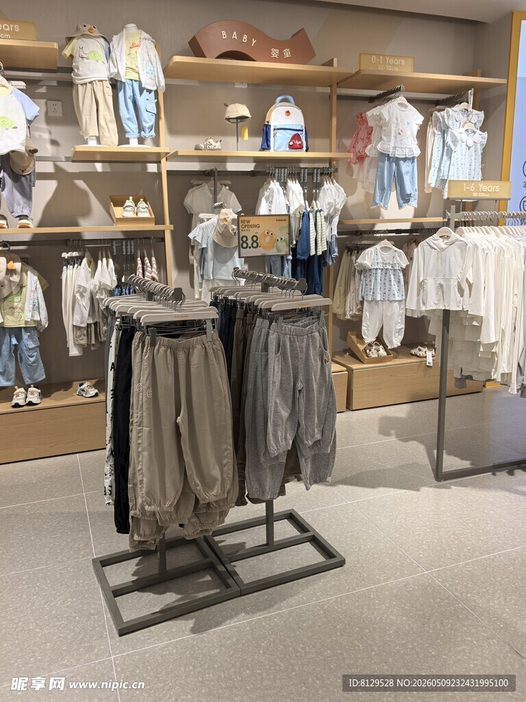 儿童服装店陈列展示