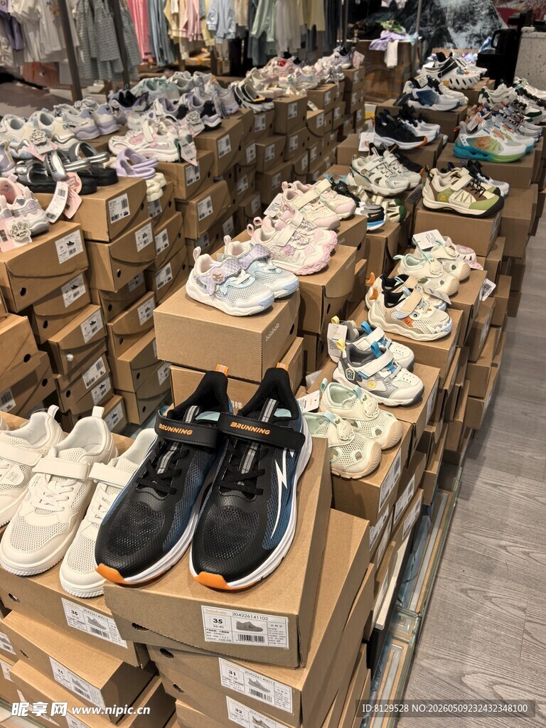 仓库内海量鞋子与鞋盒