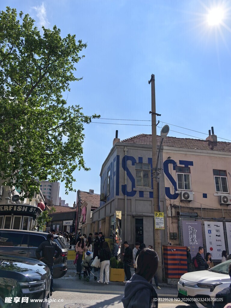街头热闹的ISST店铺场景