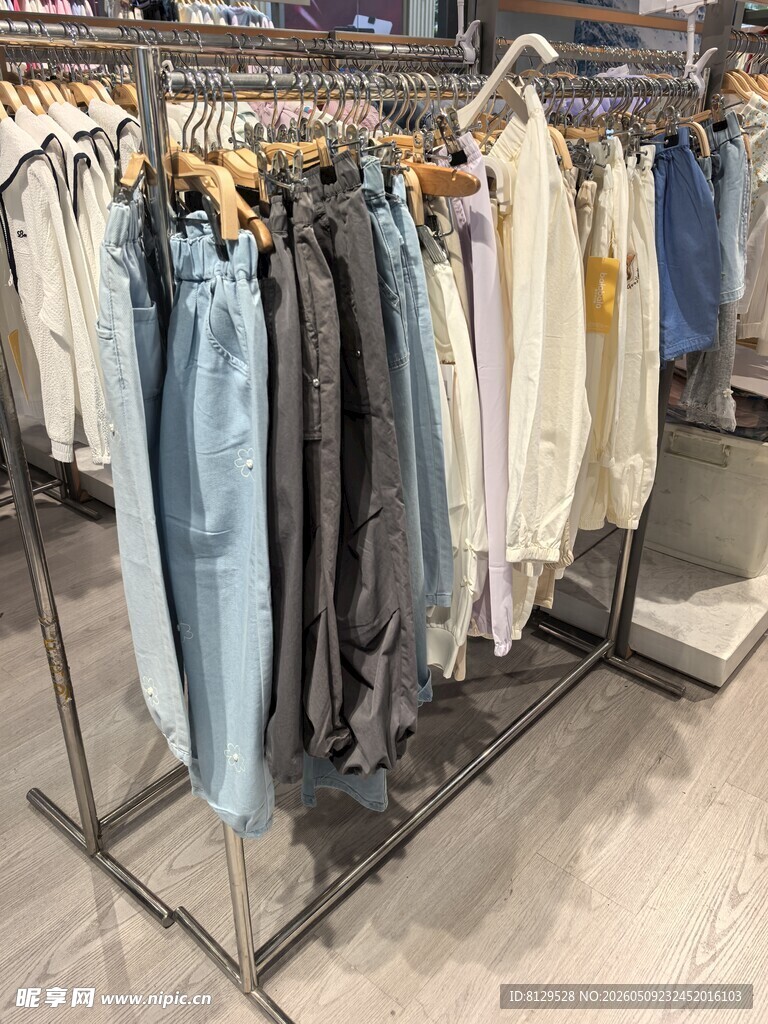 时尚衣物陈列展示架