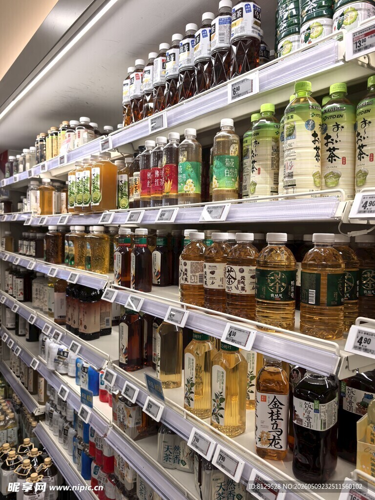 超市货架上琳琅满目的饮品