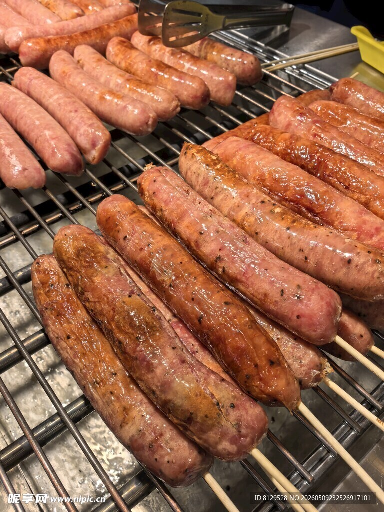烤架上的美味香肠