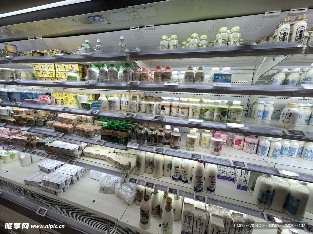 超市内部琳琅满目的商品