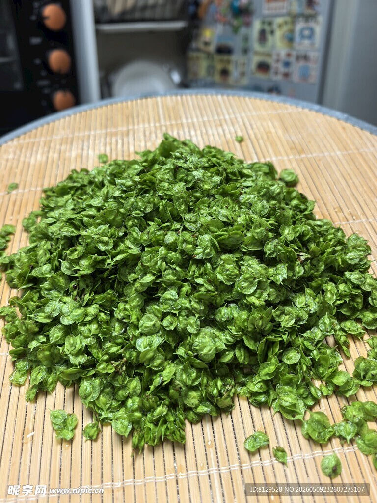 竹席上的鲜嫩绿色碎菜叶