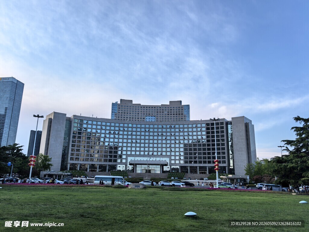 城市中现代化大楼与绿地