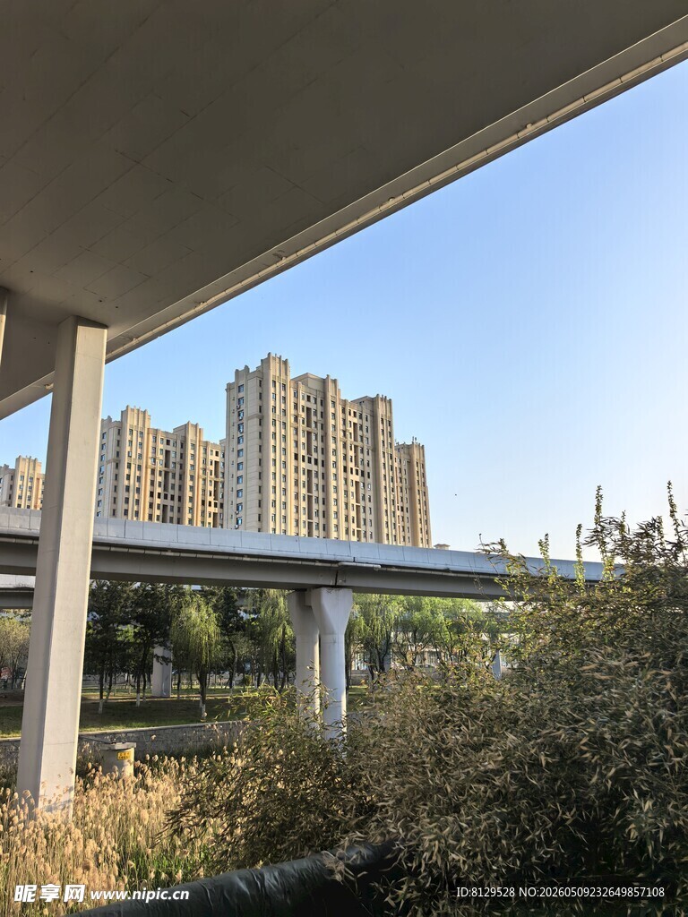 高架桥下的城市建筑景观