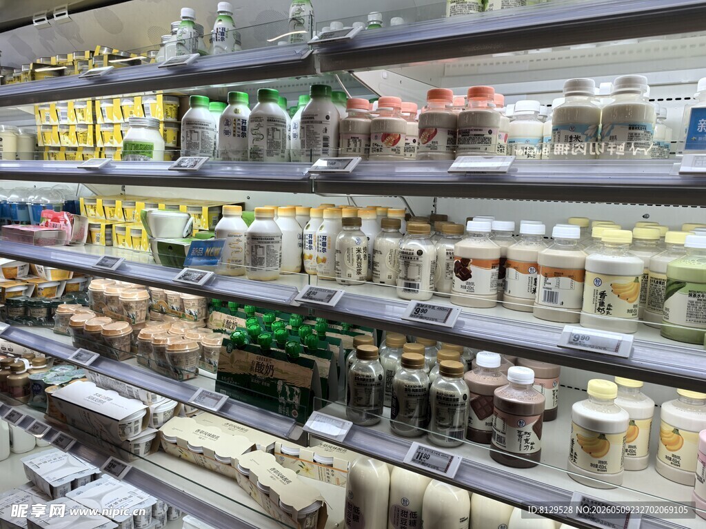 超市货架上的丰富商品