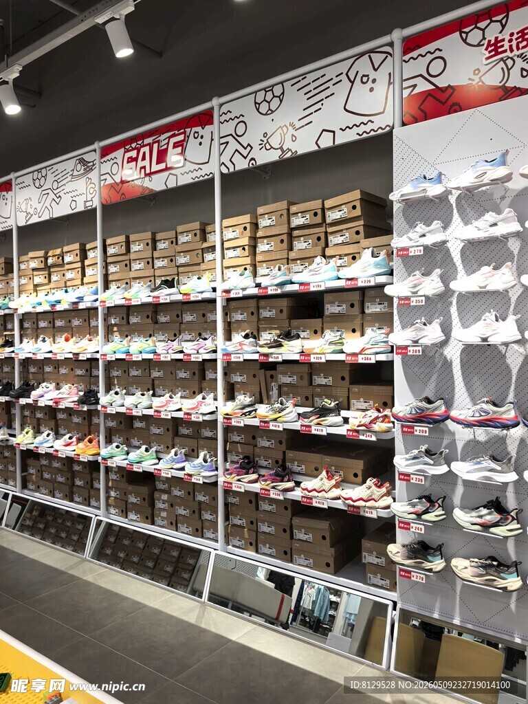 鞋店货架上琳琅满目的鞋子