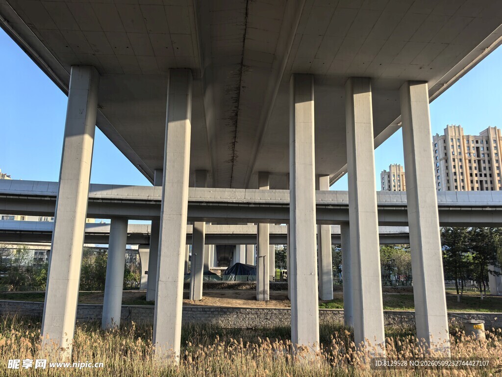 城市高架桥底部景象