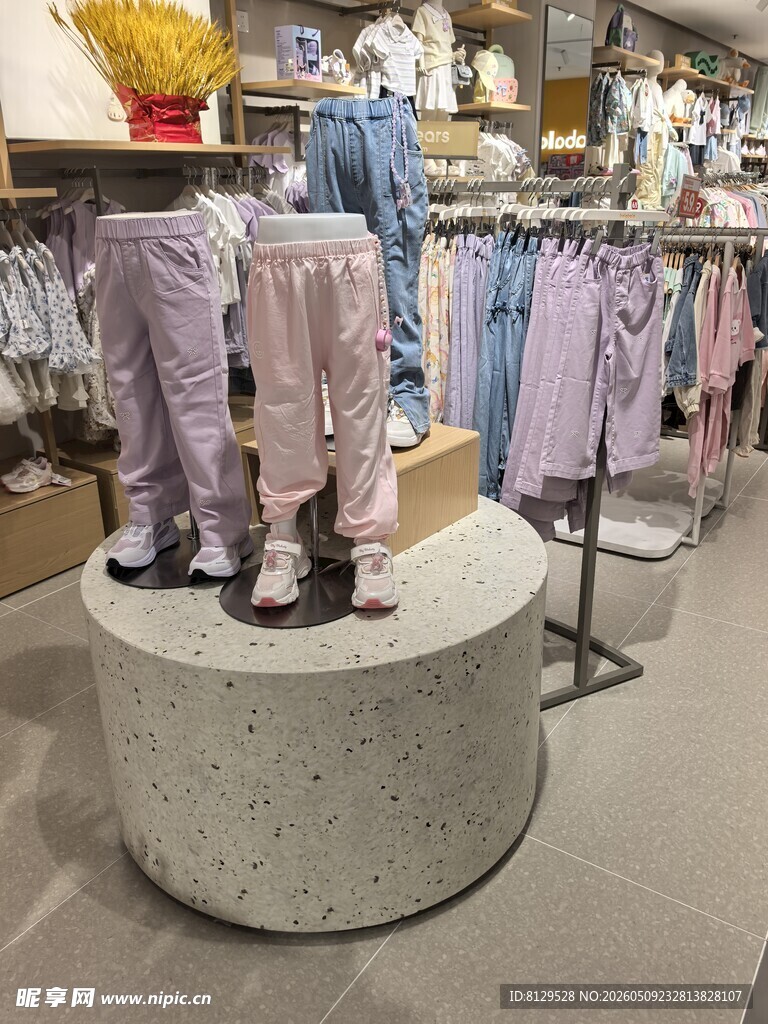 童装展示于时尚店铺内