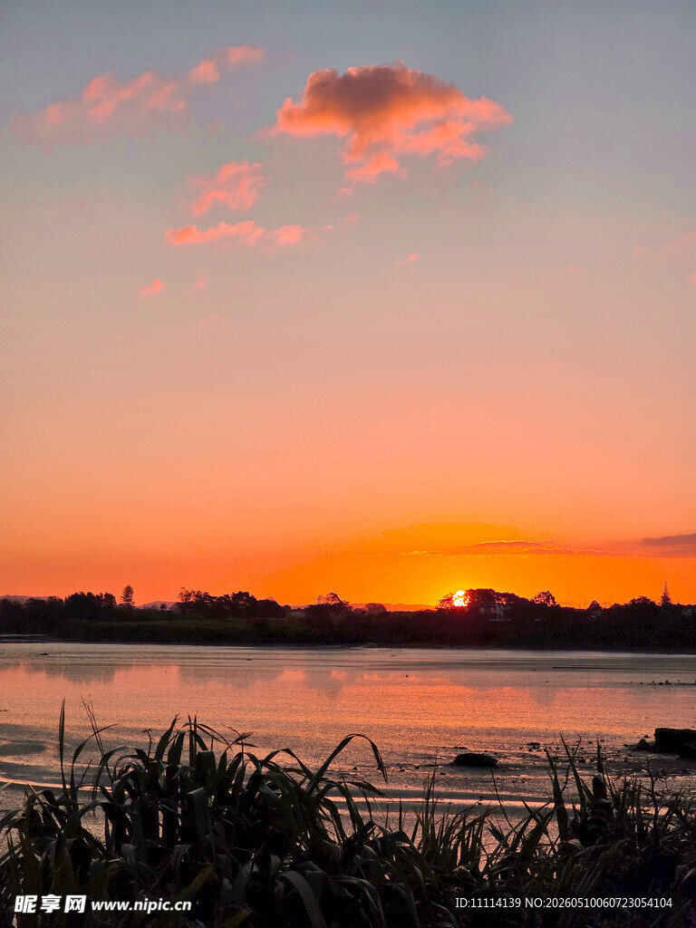 夕阳下的海滨美景