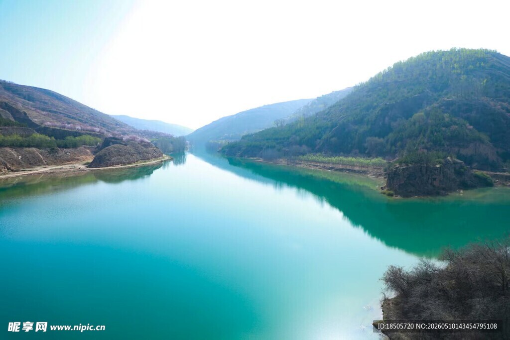 青山环抱的澄澈碧绿湖水