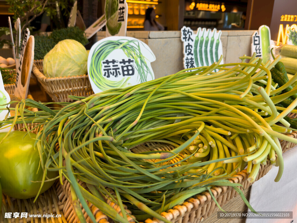 新鲜蒜苔等农产品展示