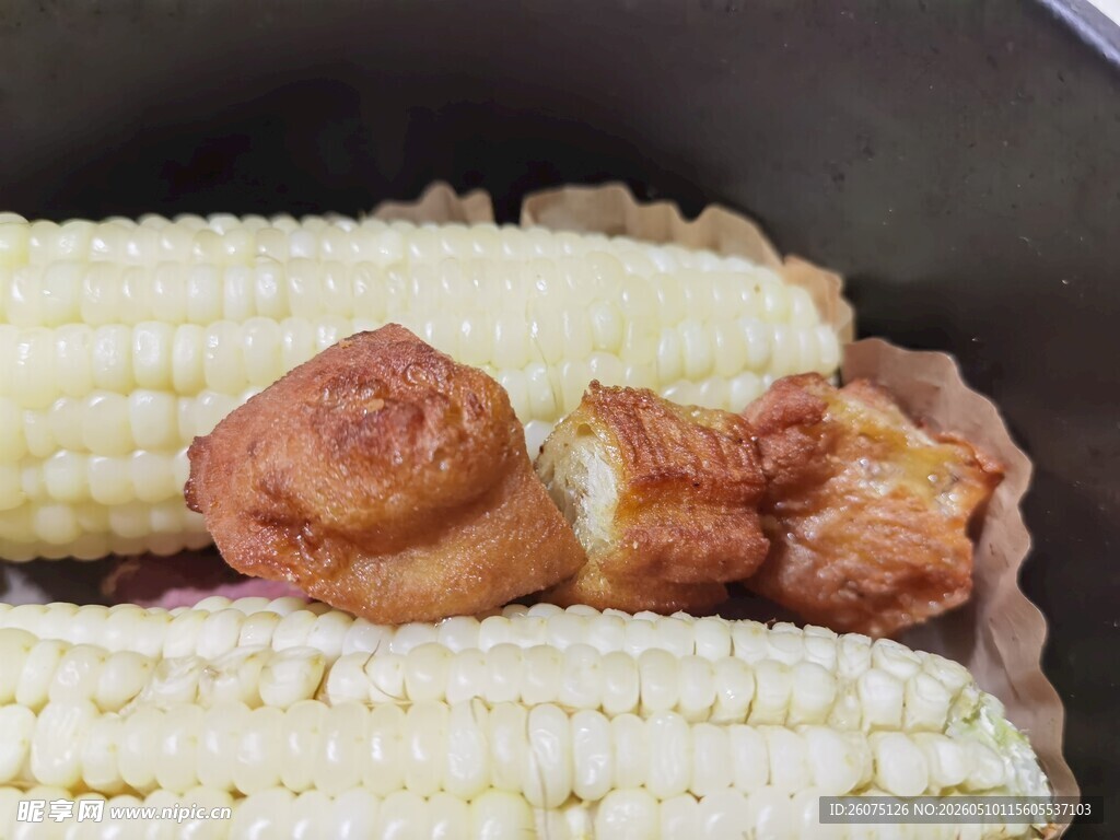 烤玉米与油条美食组合
