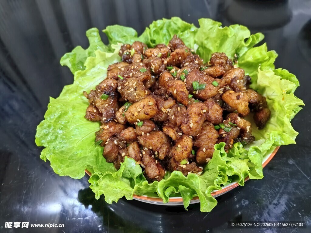 美味无骨排骨配生菜摆盘