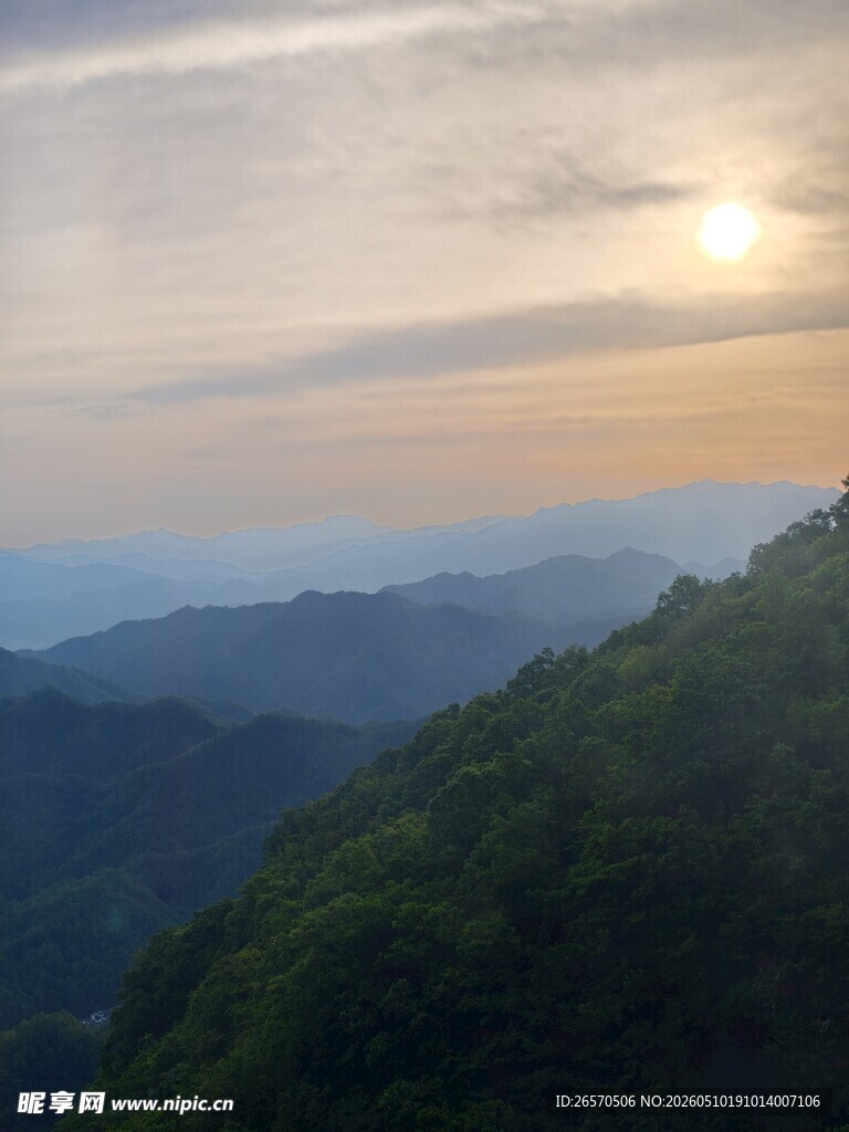 山间日落美景
