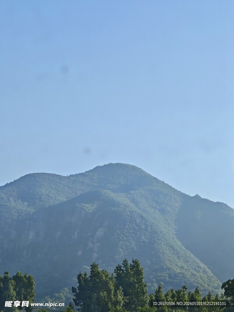 远山近树的自然景致