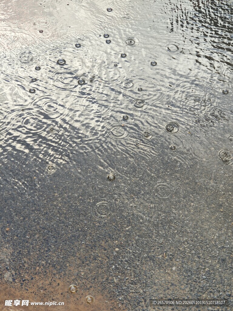 水滴下雨