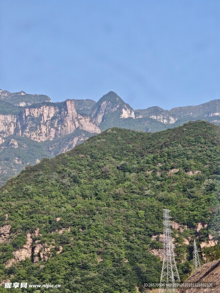 青山峻岭间的自然美景