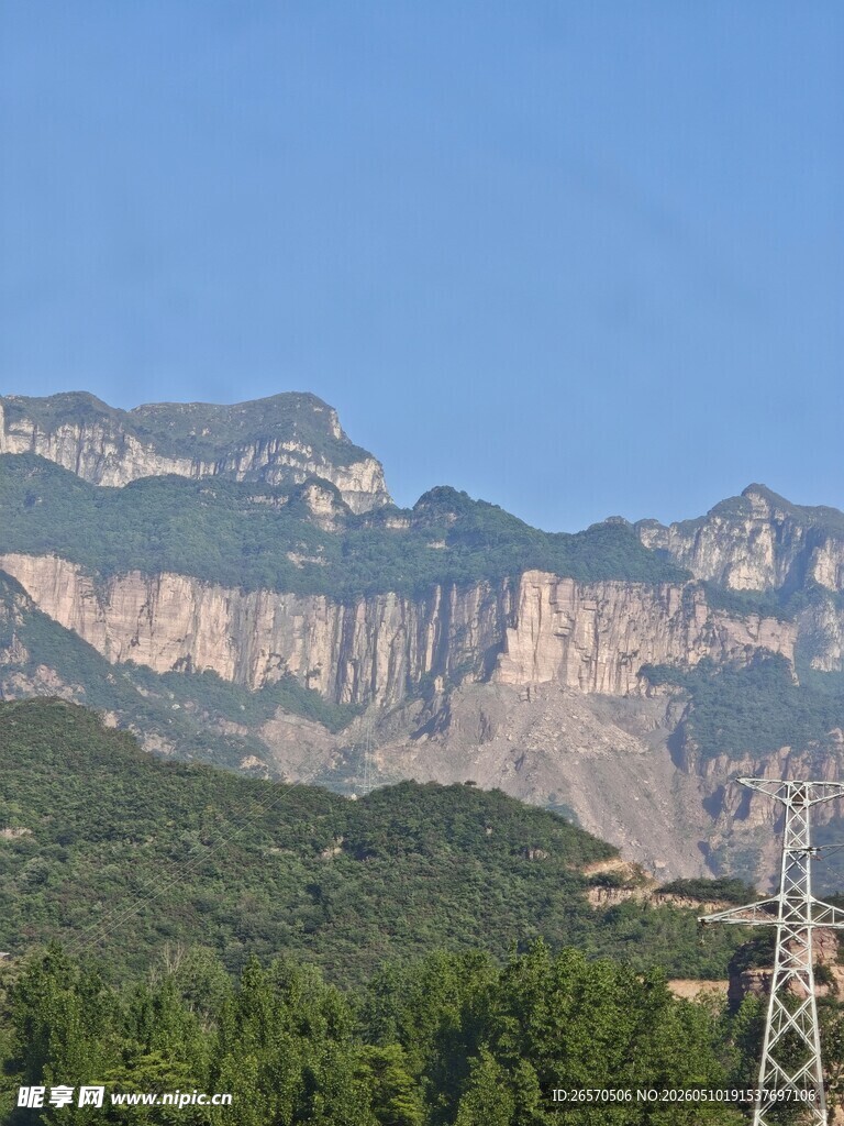 山峦与输电塔的自然景致