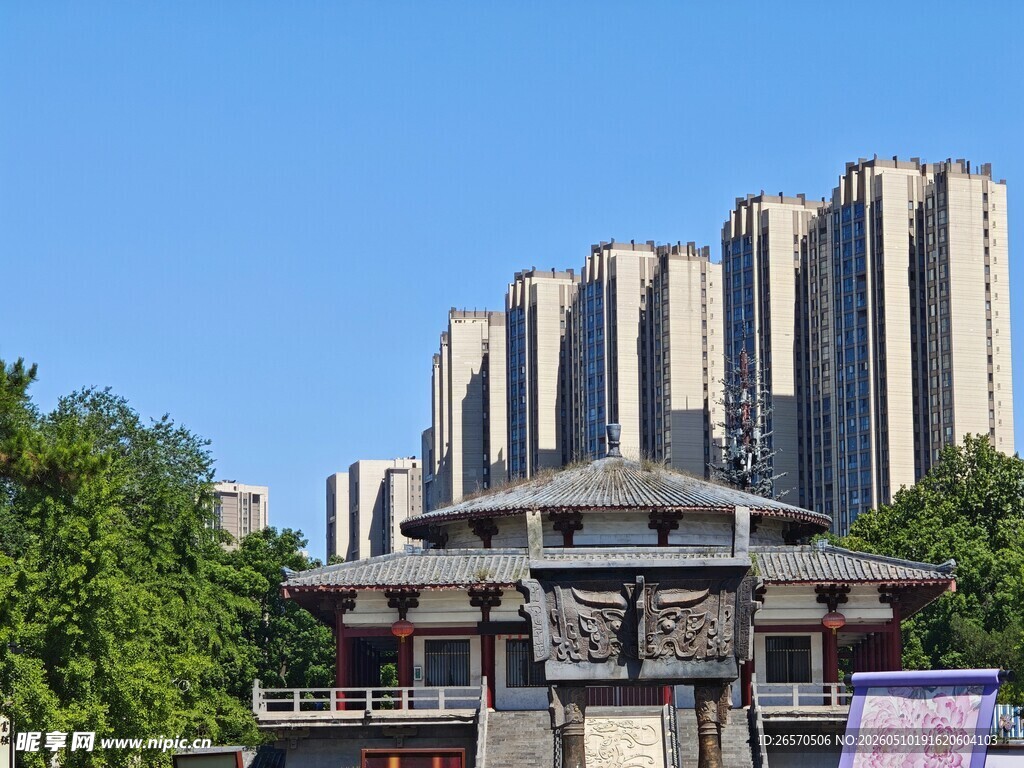 城市中古典建筑与现代高楼