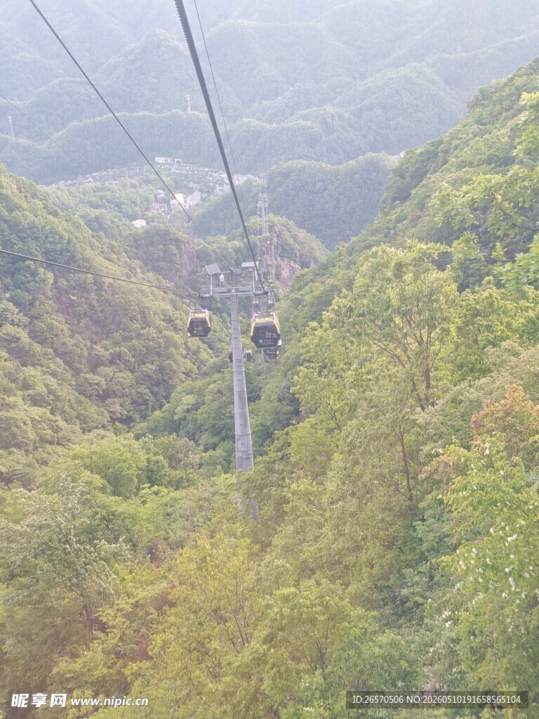 山间缆车穿梭于葱郁山林